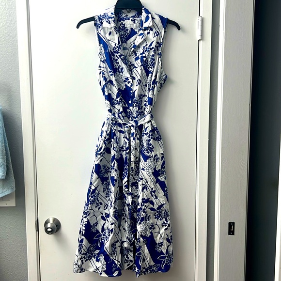 UNTUCKit Dresses & Skirts - UNTUCKit Blue and White floral Sleeveless Midi shirt Dress